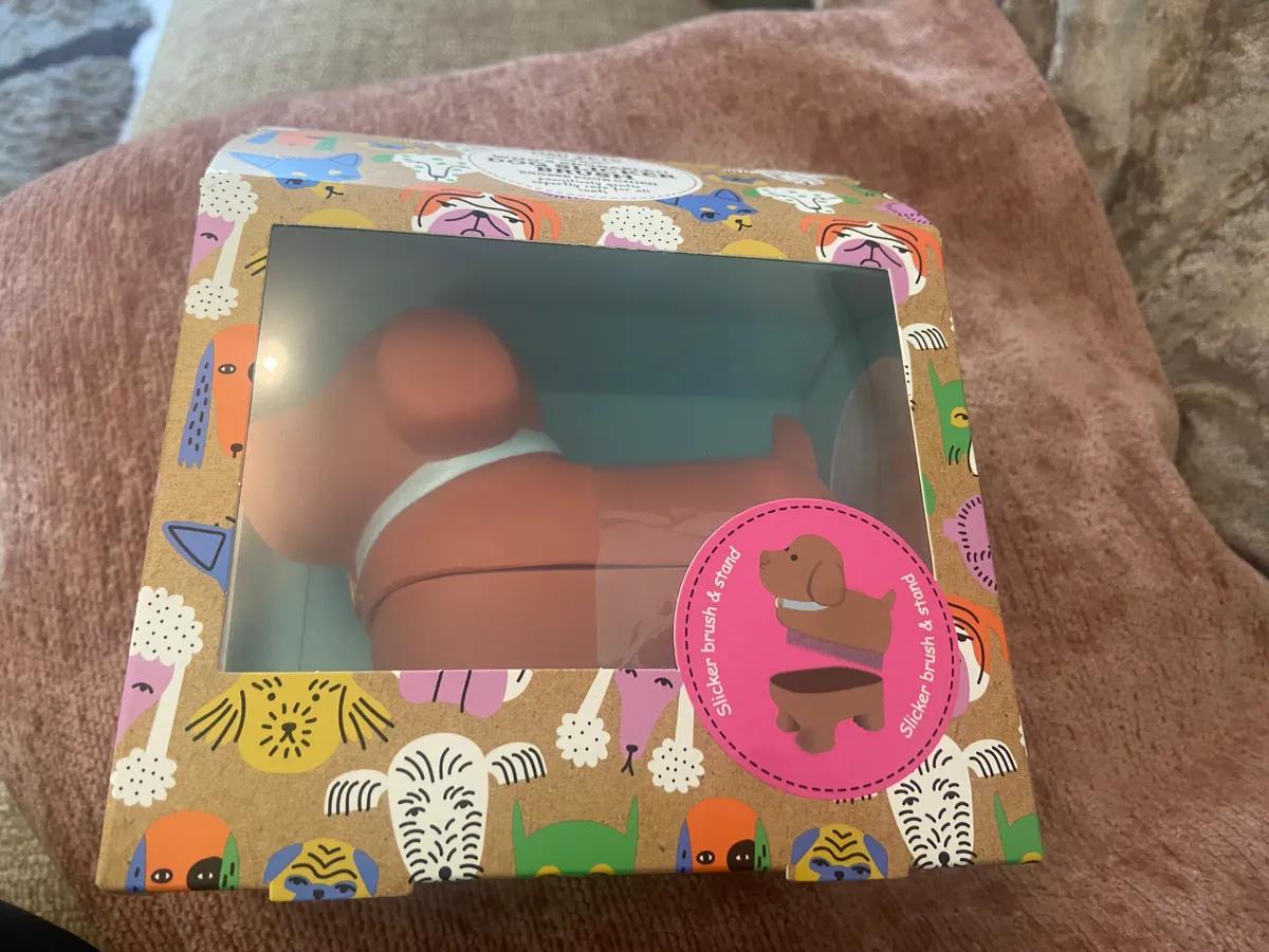 Mad pets dog shaped slicker brush & stand