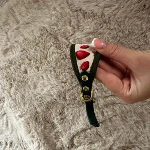 Strawberry collar